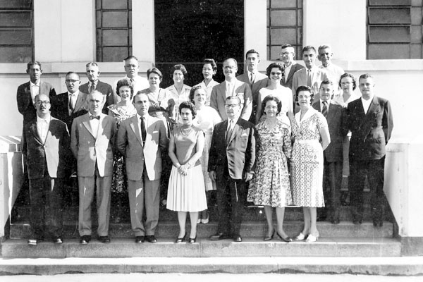 Como homenagem ao Dia do Professor, comemorado ontem, destacamos esta foto, com professores e funcionários do antigo IETC- Escola Torquato Caleiro — dos tempos em que o professor era respeitado e valorizado. Para que cada um identifique: aparece lá no mei